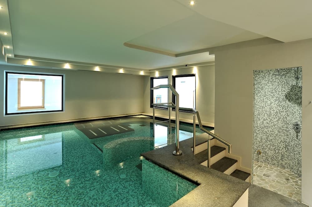 Indoor spa tub