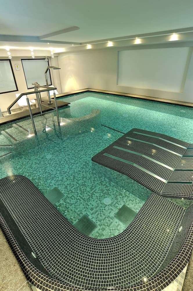 Indoor spa tub