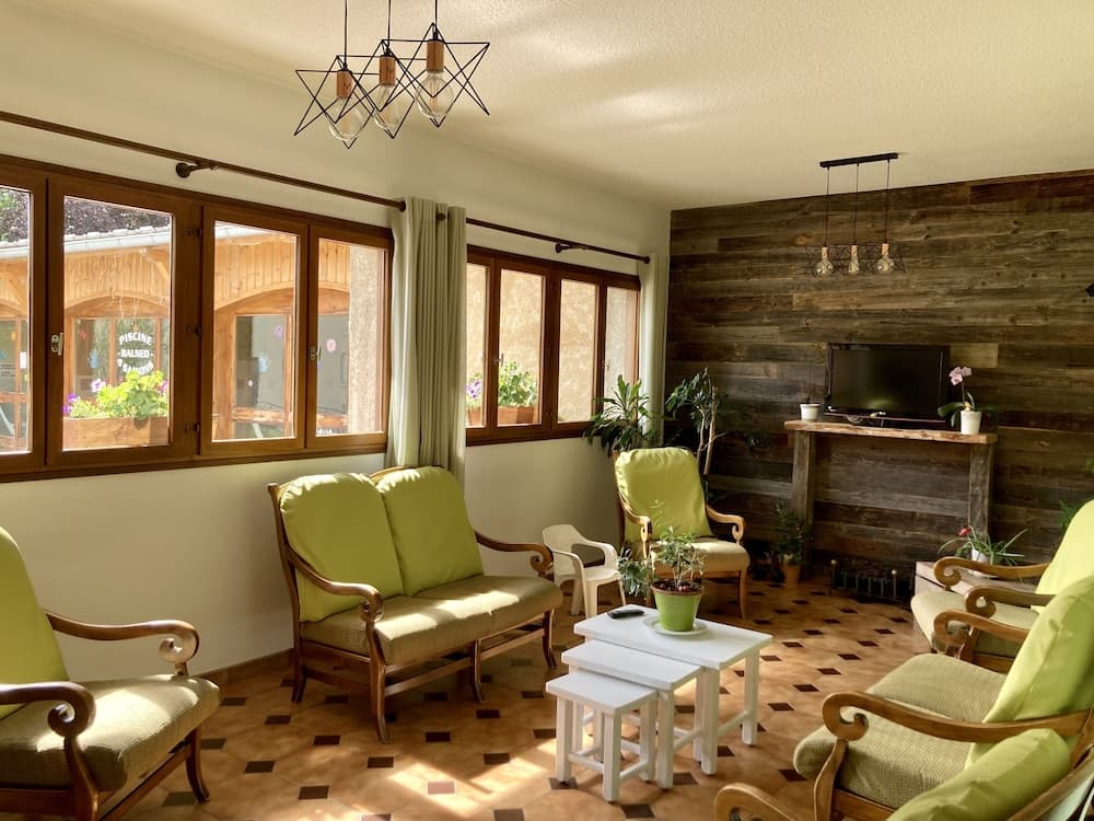 Lobby lounge
