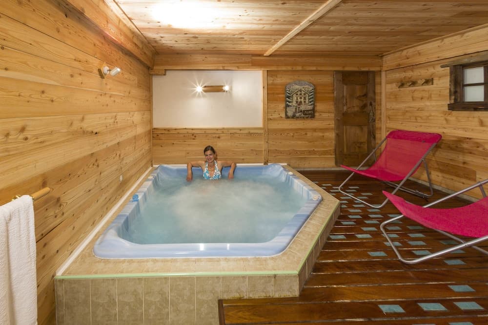 Indoor spa tub