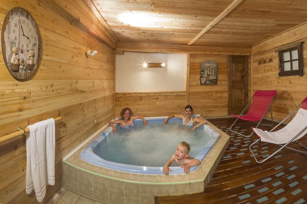 Indoor spa tub