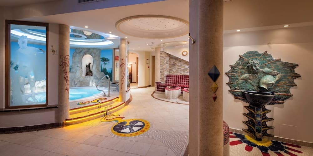 Indoor spa tub