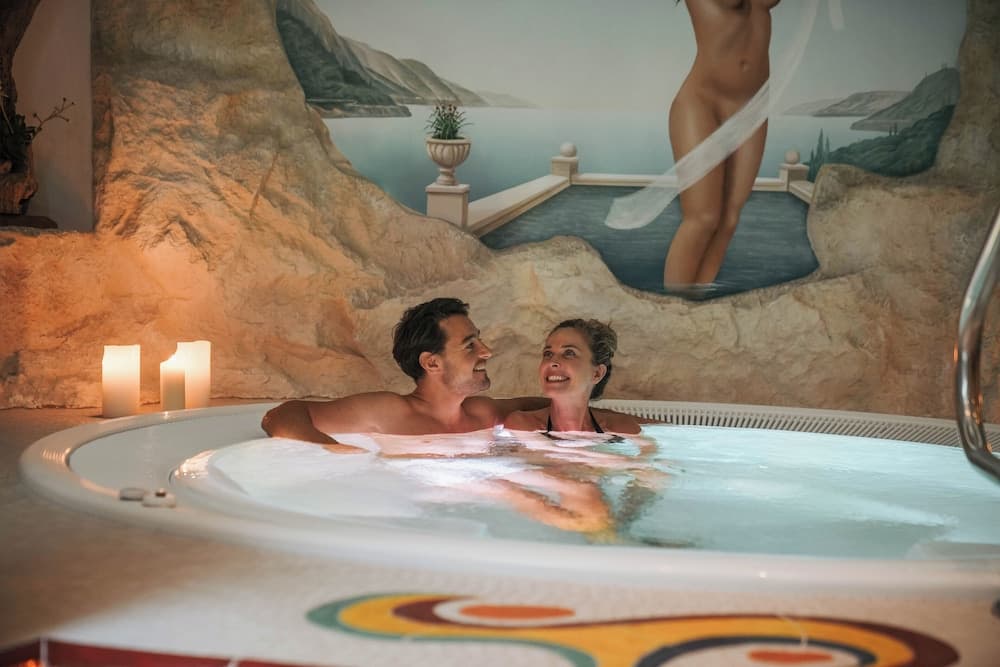 Indoor spa tub