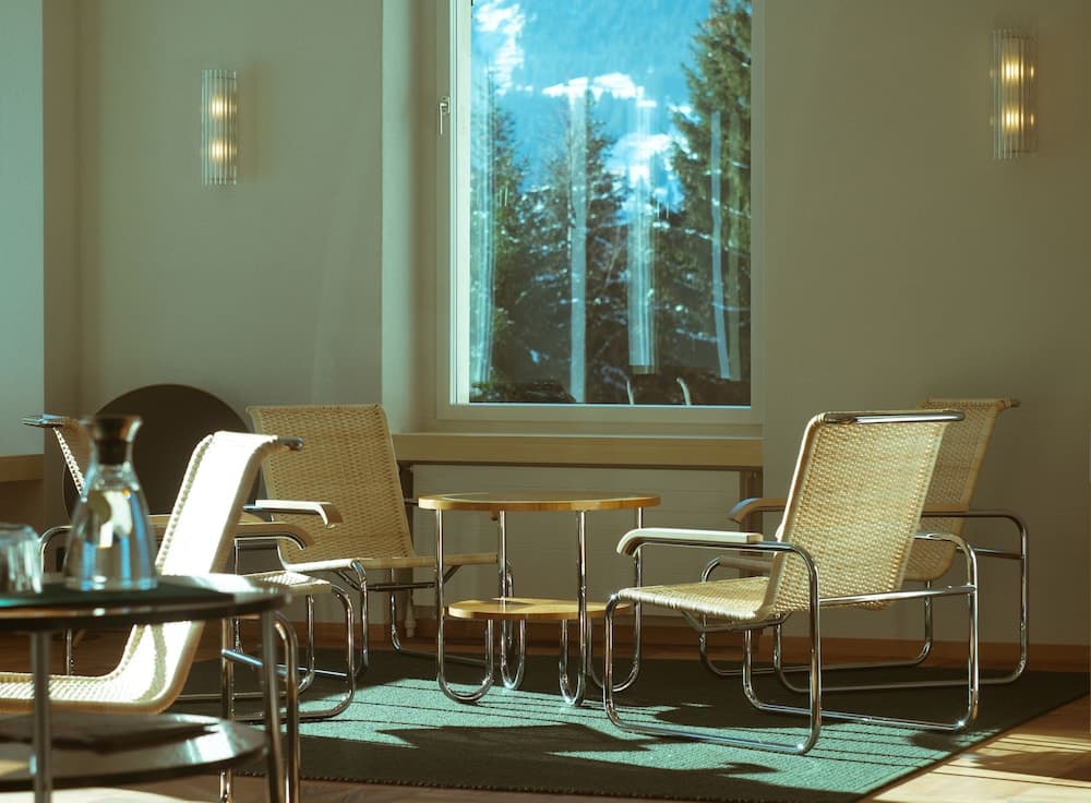 Lobby lounge