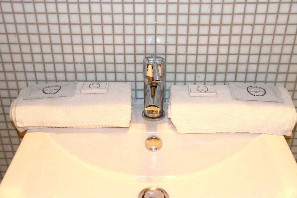 Bathroom sink