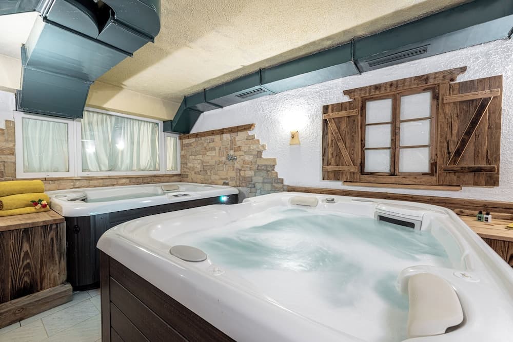 Indoor spa tub