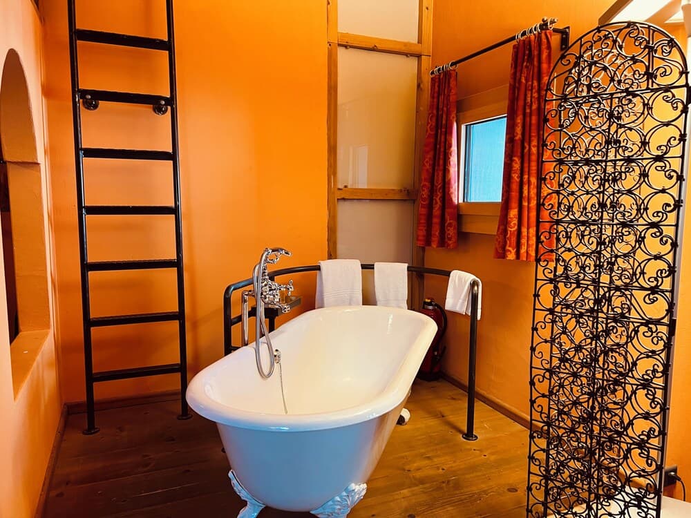 Deep soaking bathtub