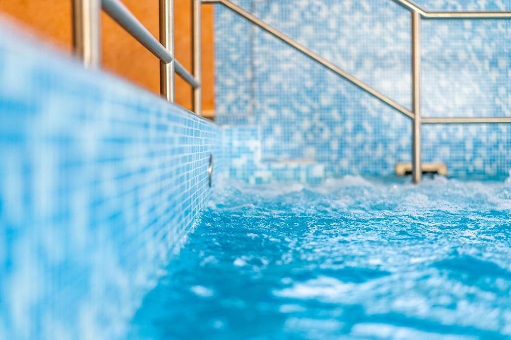 Indoor spa tub