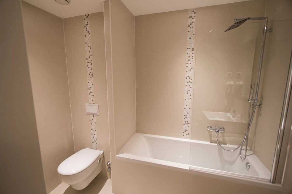 Deep soaking bathtub