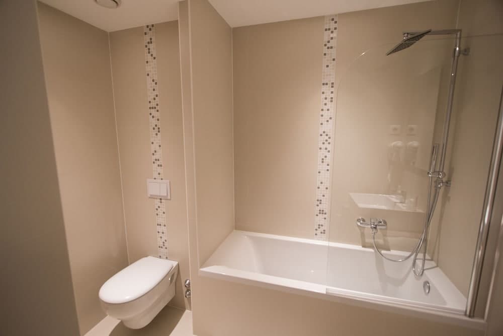 Deep soaking bathtub