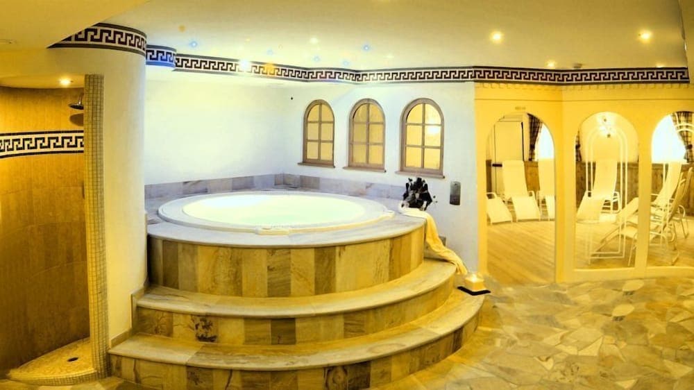 Indoor spa tub