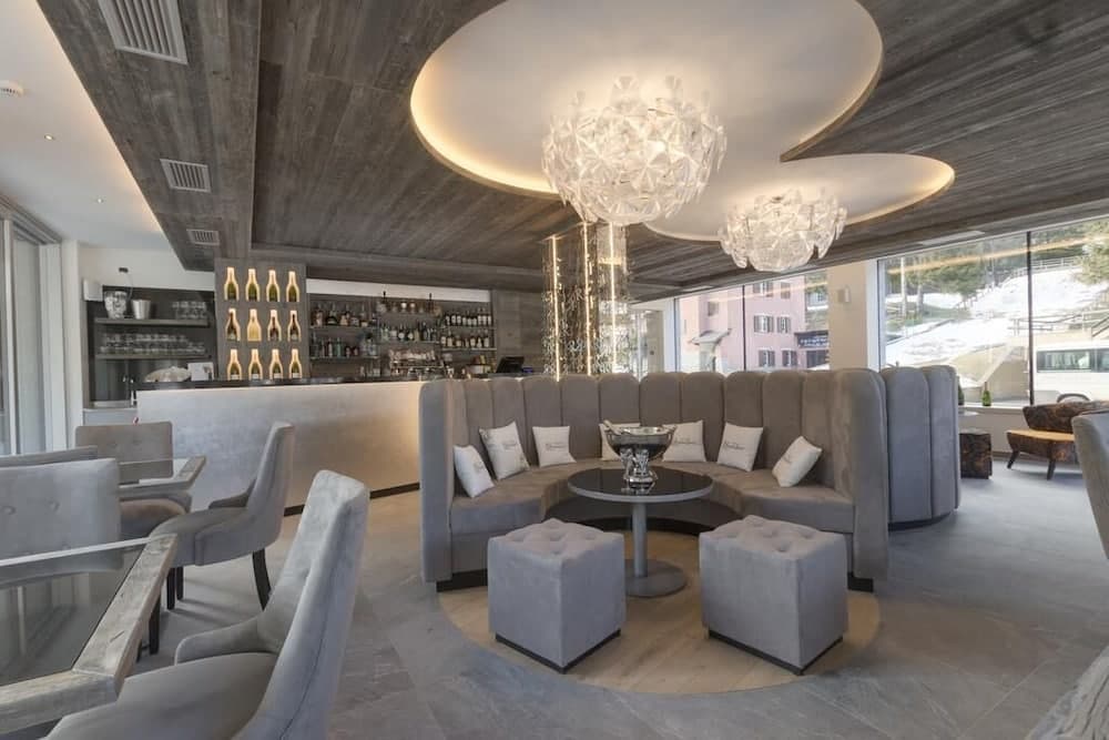 Lobby lounge