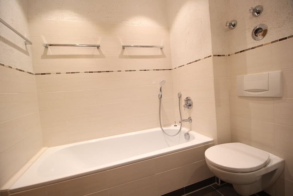 Deep soaking bathtub