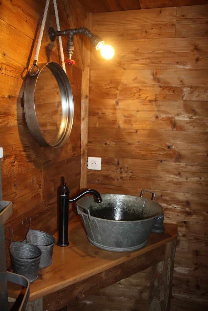 Bathroom sink