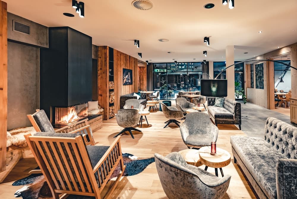 Lobby lounge