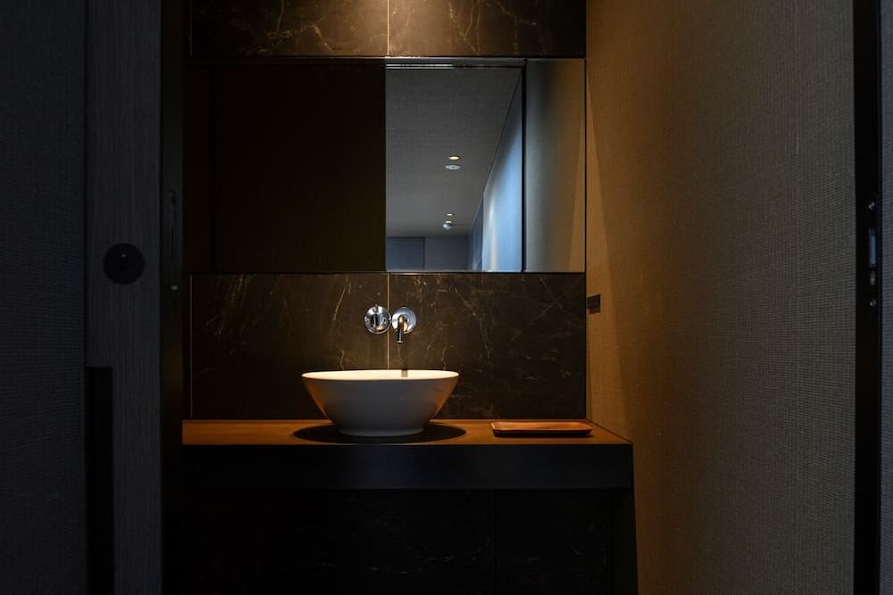 Bathroom sink