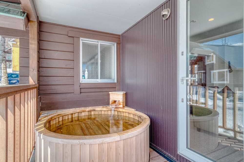 Deep soaking bathtub
