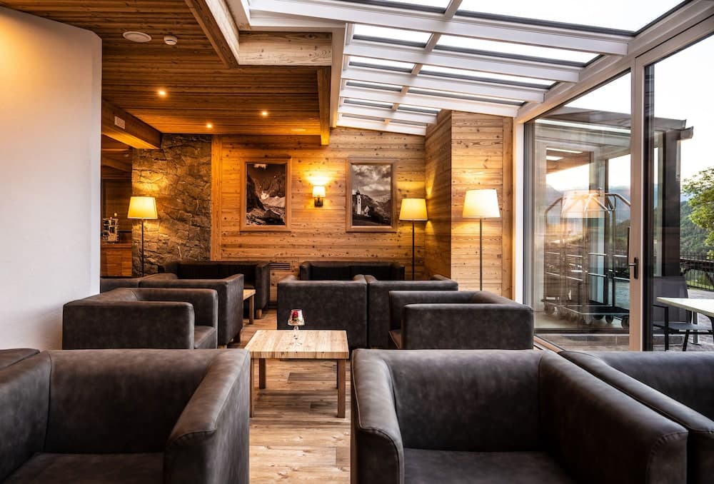 Lobby lounge