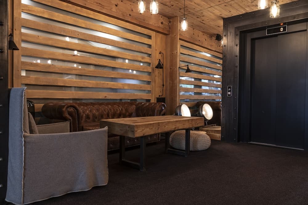 Lobby lounge