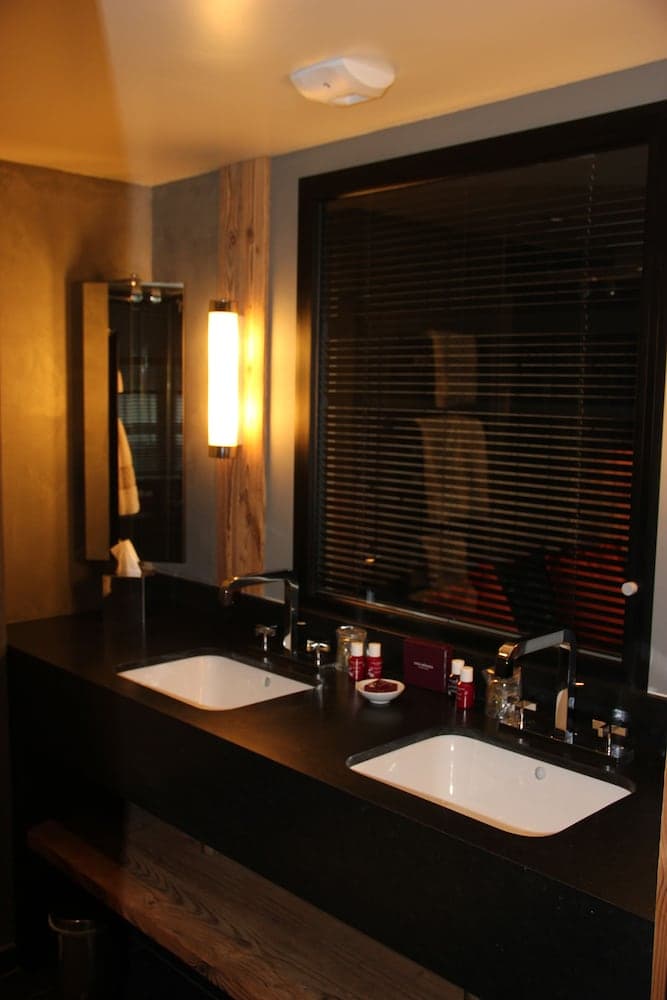 Bathroom sink
