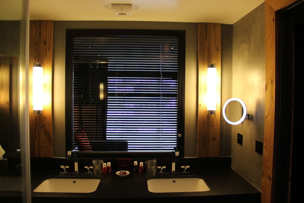 Bathroom sink