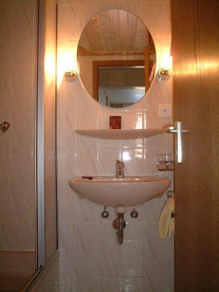 Bathroom sink