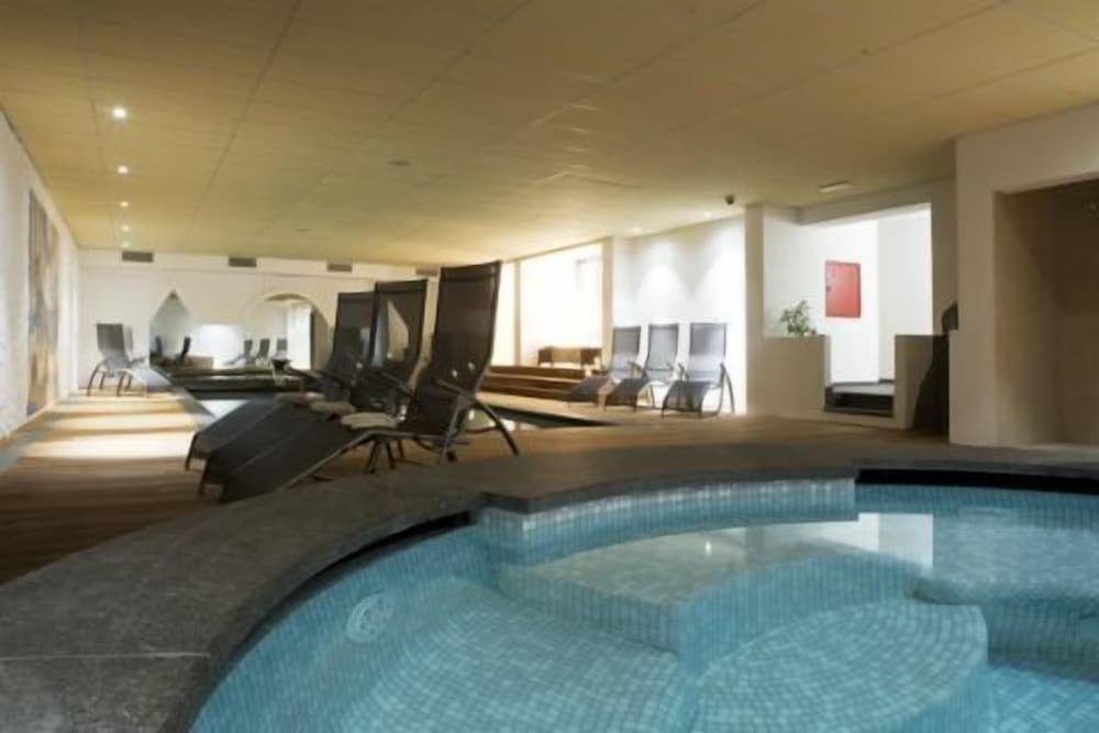 Indoor spa tub