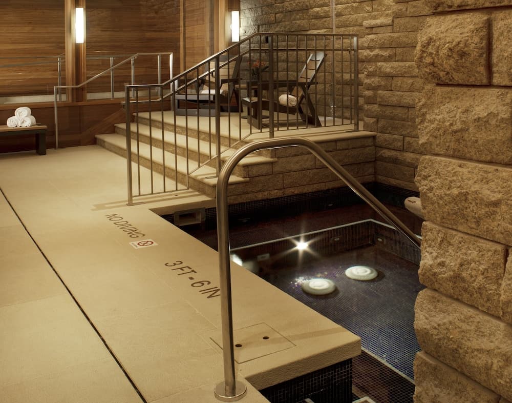 Indoor spa tub