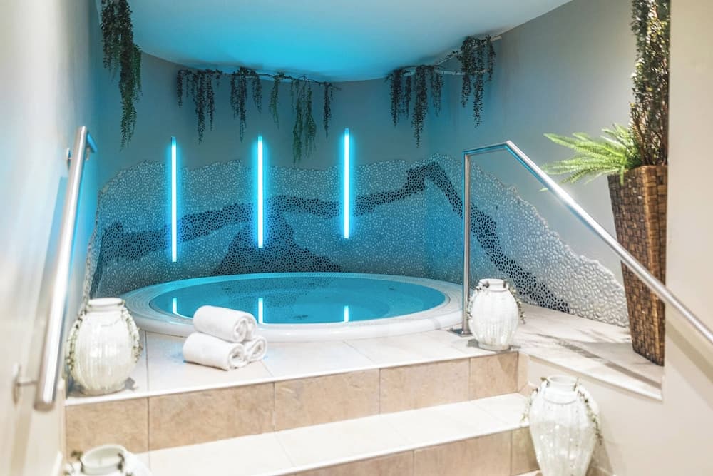 Indoor spa tub