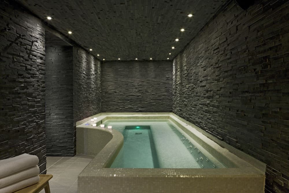 Indoor spa tub