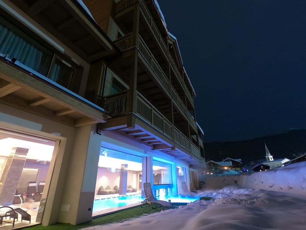 Indoor/outdoor pool