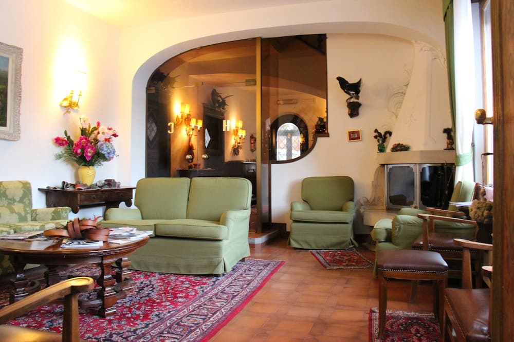 Lobby lounge