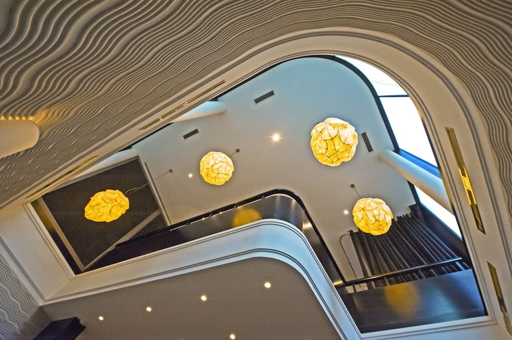 Lobby lounge
