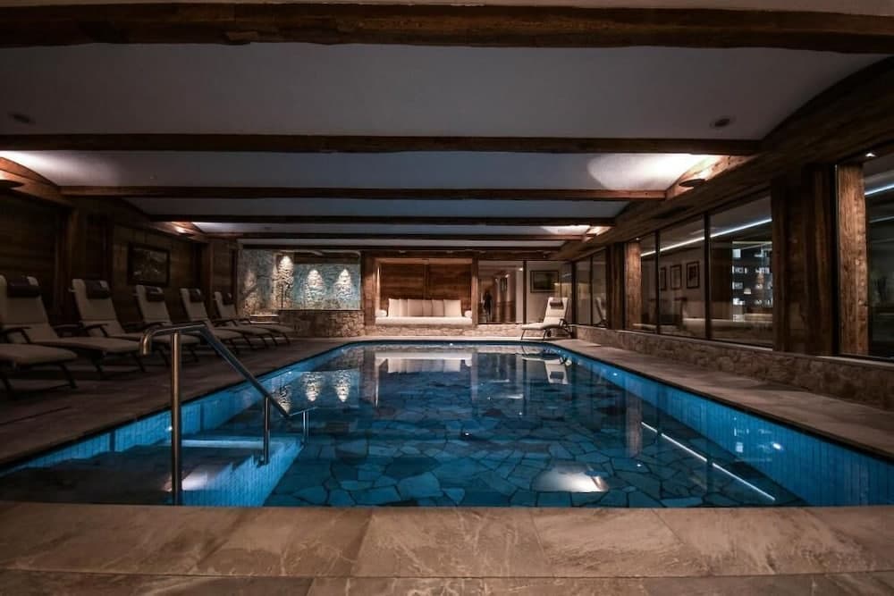 Indoor/outdoor pool