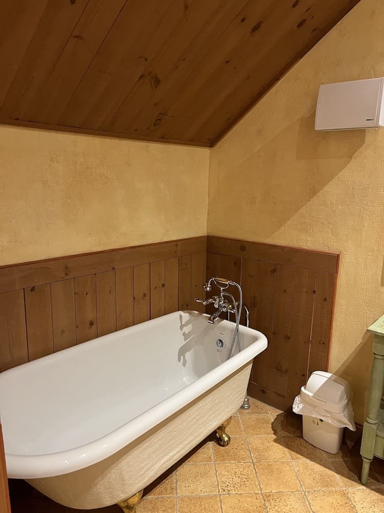 Deep soaking bathtub