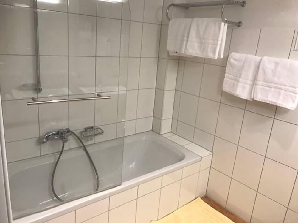 Deep soaking bathtub
