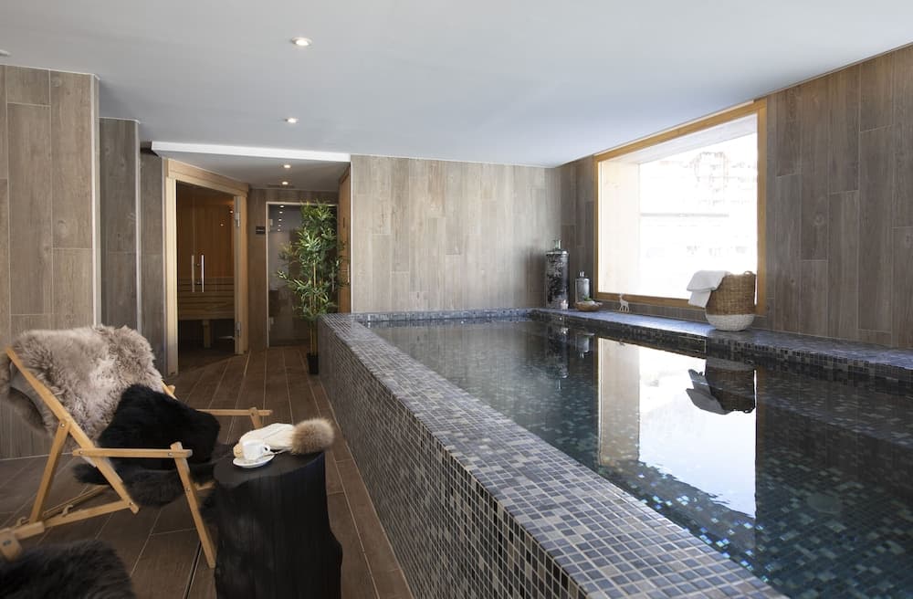 Indoor spa tub