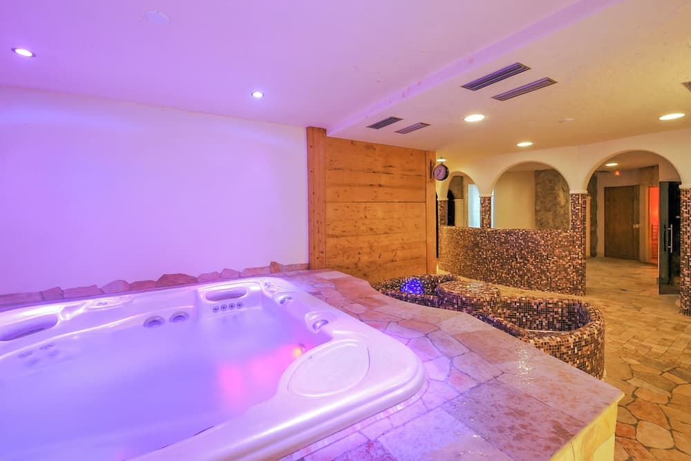 Indoor spa tub