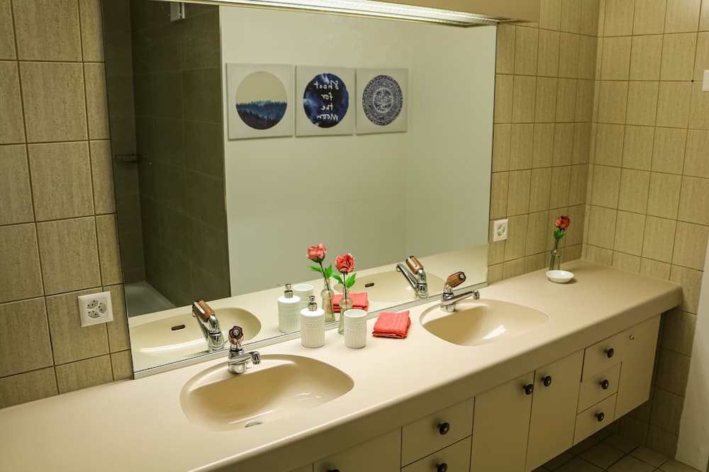 Bathroom sink