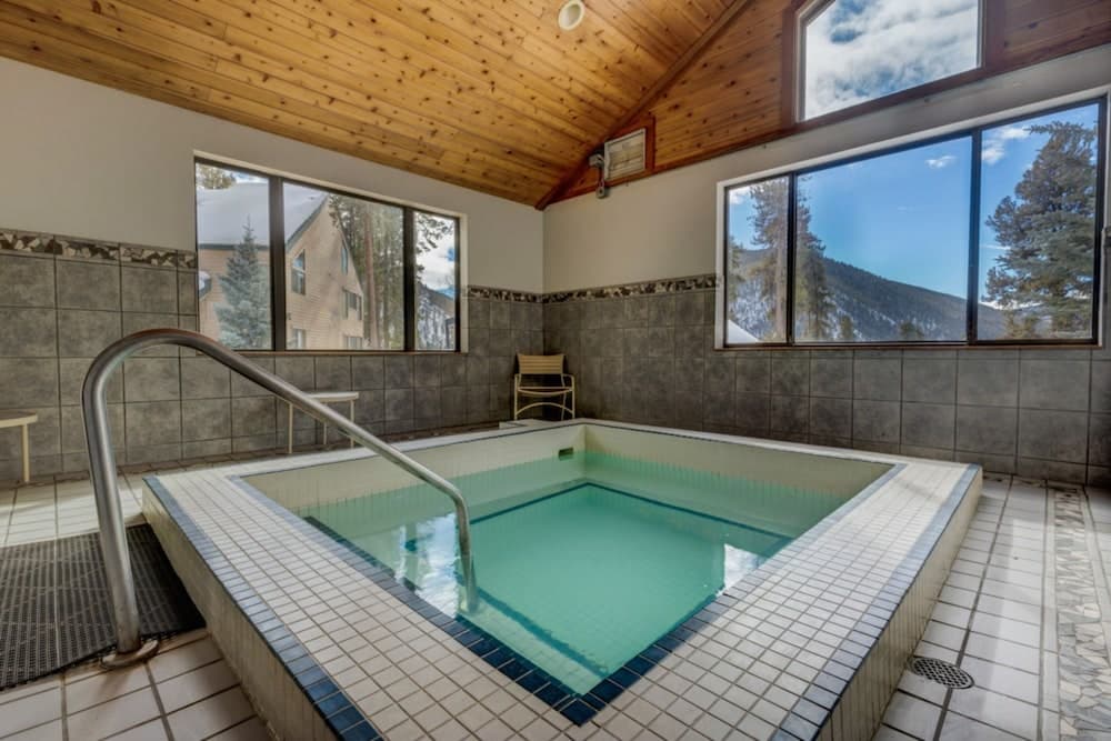 Indoor spa tub