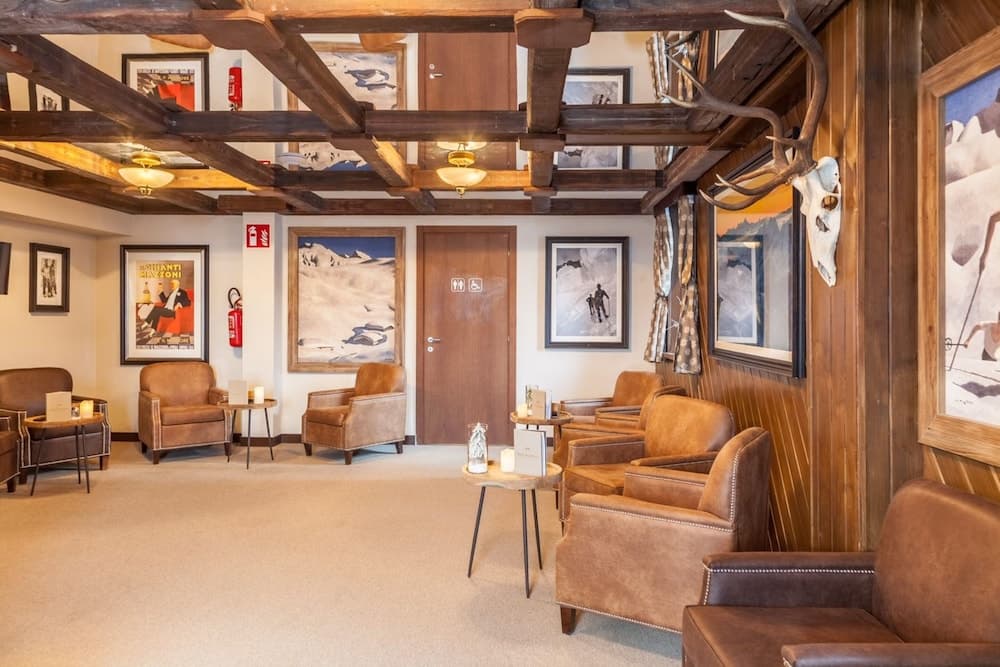 Lobby lounge