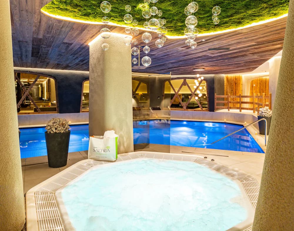 Indoor spa tub