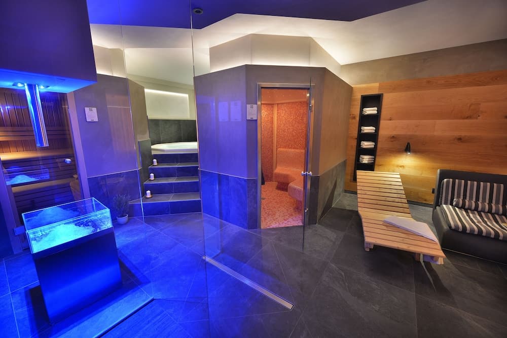 Indoor spa tub