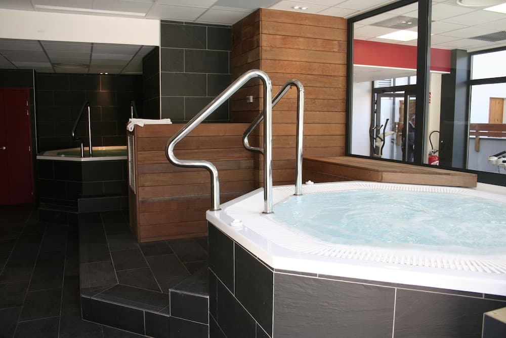 Indoor spa tub