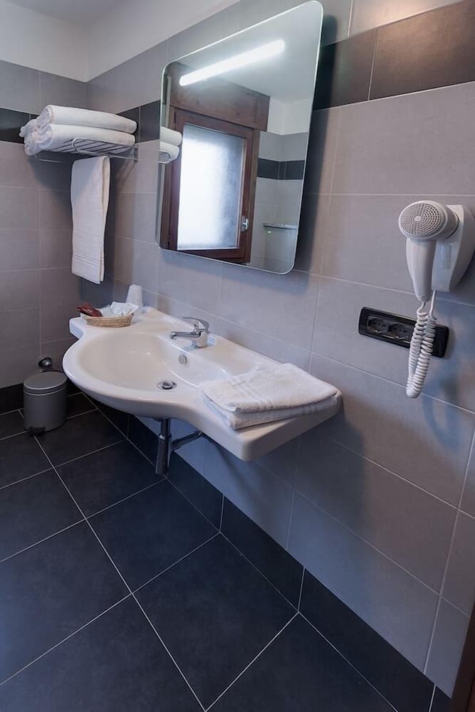 Bathroom sink