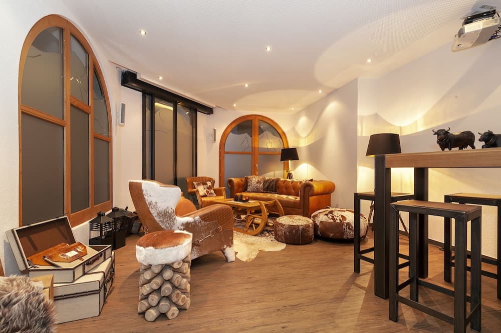 Lobby lounge