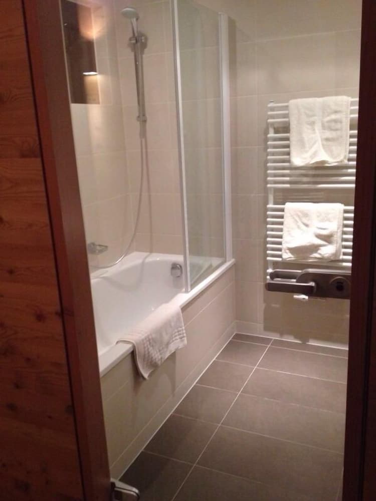 Deep soaking bathtub
