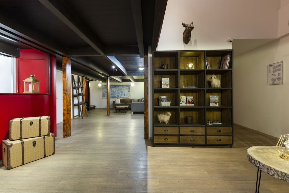 Lobby lounge