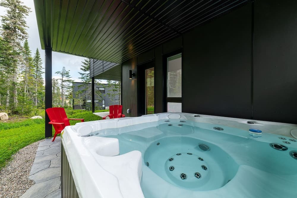 Private spa tub