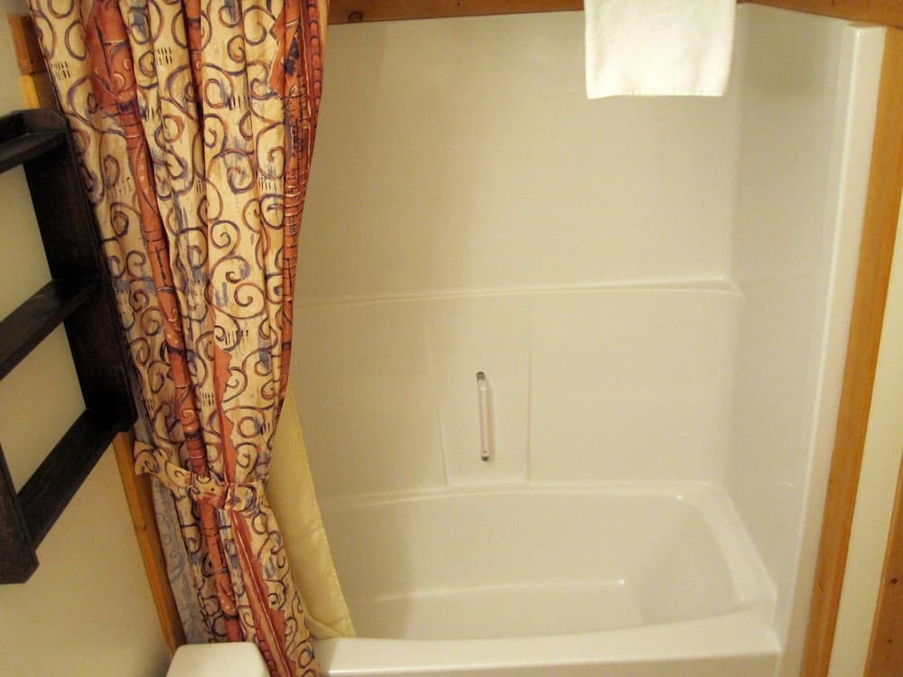 Deep soaking bathtub